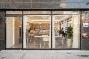 통유리창이 매력적인 미니멀 감성 카페 부엔까미노